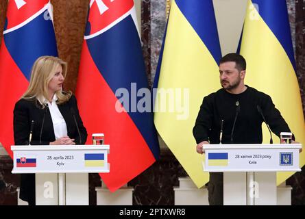 KIEW, UKRAINE - 28. APRIL 2023 - der Präsident der Slowakischen Republik Zuzana Caputova und der Präsident der Ukraine Volodymyr Zelenskyy werden bei ihrem Treffen mit der Presse Kiew, der Hauptstadt der Ukraine, abgebildet. Stockfoto