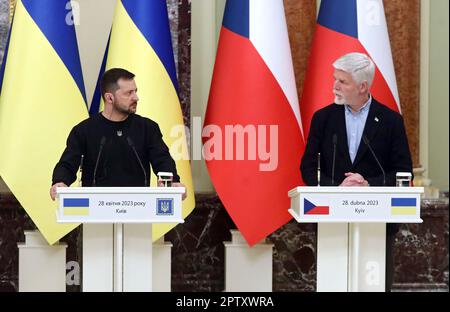 KIEW, UKRAINE - 28. APRIL 2023 - Präsident der Ukraine Wolodymyr Zelenskyy (L) und Präsident der Tschechischen Republik Petr Pavel sind während ihres Treffens mit der Presse Kiew, Hauptstadt der Ukraine, abgebildet. Stockfoto