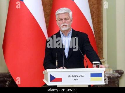KIEW, UKRAINE - 28. APRIL 2023 - der Präsident der Tschechischen Republik, Petr Pavel, nimmt an einer gemeinsamen Pressekonferenz mit dem Präsidenten der Ukraine, Volodymyr Zelenskyy, und dem Präsidenten der Slowakischen Republik, Zuzana Caputova, Kiew, Hauptstadt der Ukraine, Teil. Stockfoto