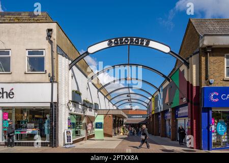 Die Einfahrt auf der New Road nach St Georges Centre Gravesend Kent Stockfoto