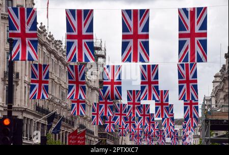 London, Großbritannien. 28. April 2023 Union Jacks schmücken die Regent Street vor der Krönung von König Karl III., die am 6. Mai stattfindet. Kredit: Vuk Valcic/Alamy Live News Stockfoto