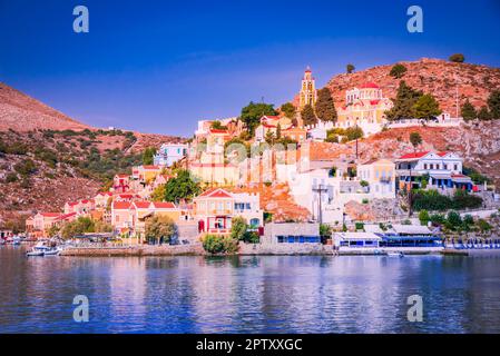 Rhodos, Griechenland. Symi ist eine malerische griechische Insel in der Ägäis, bekannt für ihre farbenfrohe neoklassizistische Architektur, kristallklares Wasser, und entspannen Sie sich Stockfoto