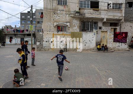 Gaza, Palästina. 28. April 2023. Palästinensische Kinder spielen am 28. April 2023 vor einem Haus, das vom israelisch-palästinensischen Konflikt in Beit hanoun im nördlichen Gazastreifen betroffen ist, Fußball. Foto: Ramez Habboub/ABACAPRESS.COM Kredit: Abaca Press/Alamy Live News Stockfoto