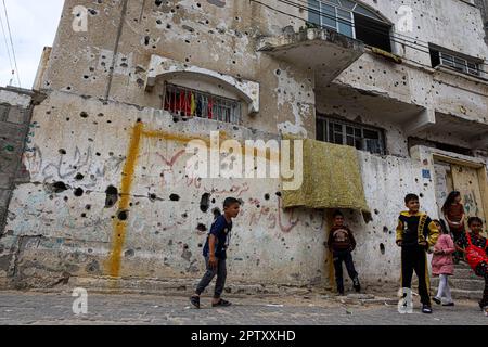 Gaza, Palästina. 28. April 2023. Palästinensische Kinder spielen am 28. April 2023 vor einem Haus, das vom israelisch-palästinensischen Konflikt in Beit hanoun im nördlichen Gazastreifen betroffen ist, Fußball. Foto: Ramez Habboub/ABACAPRESS.COM Kredit: Abaca Press/Alamy Live News Stockfoto