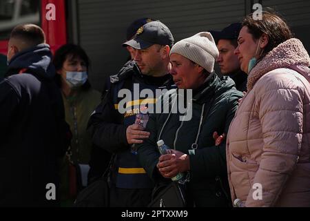 Kiew, Ukraine. 28. April 2023. Ein Einheimischer reagiert auf die Suche nach Überlebenden in den Trümmern neben einem beschädigten Wohngebäude in Uman, südlich von Kiew, am Fiday, 28. April 2023, nachdem russische Raketenangriffe über Nacht mehrere ukrainische Städte angegriffen hatten. Bei den größten russischen Luftangriffen seit Monaten in mehreren Städten wurden mindestens 18 Menschen getötet, darunter drei Kinder, sagte der ukrainische Notdienst. Foto: State Emergency Service of Ukraine/UPI. Kredit: UPI/Alamy Live News Stockfoto