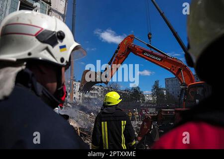 Kiew, Ukraine. 28. April 2023. Rettungskräfte und Einwohner suchen in den Trümmern neben einem beschädigten Wohngebäude in Uman, südlich von Kiew, am Fiday, 28. April 2023 nach Überlebenden, nachdem russische Raketenangriffe über Nacht mehrere ukrainische Städte angegriffen hatten. Bei den größten russischen Luftangriffen seit Monaten in mehreren Städten wurden mindestens 18 Menschen getötet, darunter drei Kinder, sagte der ukrainische Notdienst. Foto: State Emergency Service of Ukraine/UPI. Kredit: UPI/Alamy Live News Stockfoto
