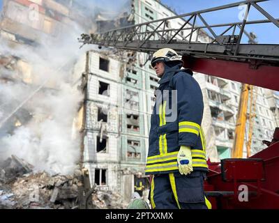 Kiew, Ukraine. 28. April 2023. Retter suchen am Fiday, 28. April 2023, in den Trümmern neben einem beschädigten Wohngebäude in Uman, südlich von Kiew, nach Überlebenden, nachdem russische Raketenangriffe über Nacht mehrere ukrainische Städte angegriffen hatten. Bei den größten russischen Luftangriffen seit Monaten in mehreren Städten wurden mindestens 18 Menschen getötet, darunter drei Kinder, sagte der ukrainische Notdienst. Foto: State Emergency Service of Ukraine/UPI. Kredit: UPI/Alamy Live News Stockfoto