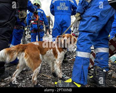 Kiew, Ukraine. 28. April 2023. Rettungskräfte und Einwohner suchen in den Trümmern neben einem beschädigten Wohngebäude in Uman, südlich von Kiew, am Fiday, 28. April 2023 nach Überlebenden, nachdem russische Raketenangriffe über Nacht mehrere ukrainische Städte angegriffen hatten. Bei den größten russischen Luftangriffen seit Monaten in mehreren Städten wurden mindestens 18 Menschen getötet, darunter drei Kinder, sagte der ukrainische Notdienst. Foto: State Emergency Service of Ukraine/UPI. Kredit: UPI/Alamy Live News Stockfoto