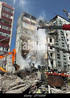 Kiew, Ukraine. 28. April 2023. Rettungskräfte und Einwohner suchen in den Trümmern neben einem beschädigten Wohngebäude in Uman, südlich von Kiew, am Fiday, 28. April 2023 nach Überlebenden, nachdem russische Raketenangriffe über Nacht mehrere ukrainische Städte angegriffen hatten. Bei den größten russischen Luftangriffen seit Monaten in mehreren Städten wurden mindestens 18 Menschen getötet, darunter drei Kinder, sagte der ukrainische Notdienst. Foto: State Emergency Service of Ukraine/UPI. Kredit: UPI/Alamy Live News Stockfoto