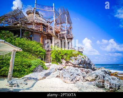 Playa Paraiso, Mexiko. Kleine Holzhütte an der Riviera Maya, bekannt für ihre wunderschönen Strände und den Yachthafen, Cancun. Stockfoto