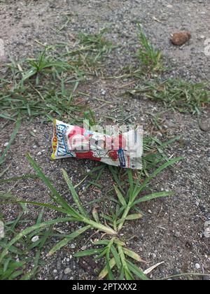 Plastikverpackungen für Süßigkeiten wurden in einem Land mit wenig Gras verschwendet, in bogor Stockfoto