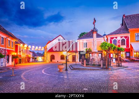 Szentendre, Ungarn. Stadt der Künste in der Nähe von Budapest, berühmte und schöne historische Innenstadt, Donauufer. Fo Ter, Hauptplatz Stockfoto