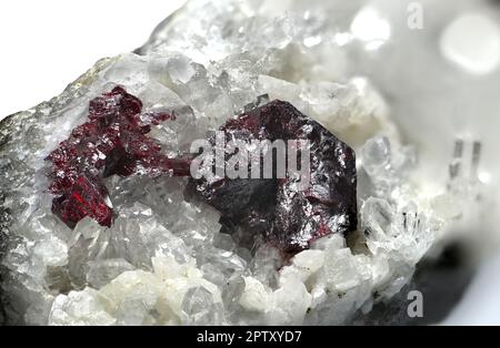 Zinnober (Quecksilbersulfid)-Kristalle auf Quarzcluster (abgebaut in Hunan, China) Stockfoto