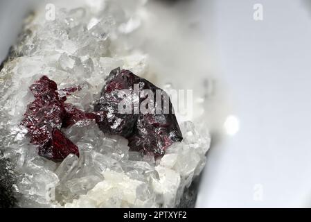 Zinnober (Quecksilbersulfid)-Kristalle auf Quarzcluster (abgebaut in Hunan, China) Stockfoto