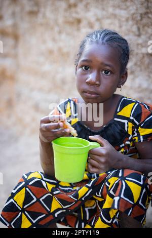 Familienessen Frühstück mit Maisbrei in Segou Region, Mali, Westafrika. 2022 Dürre und Hungerkrise in Mali. Stockfoto