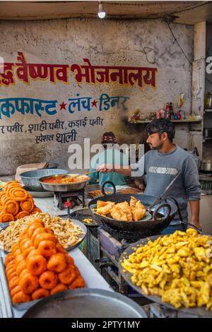 Indien, Uttarakhand, Gangotri. Himalaya. Wallfahrtsort. Bhagirathi-Fluss, Quelle von Ganga, Ganges-Fluss. Küche im Restaurant. Stockfoto