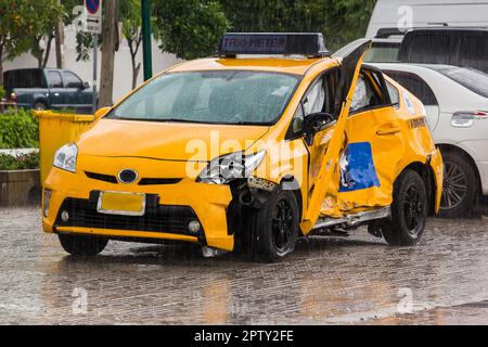 Spuren beschädigter Autos bei einem Unfall durch Regen, rutschige Straßen Stockfoto