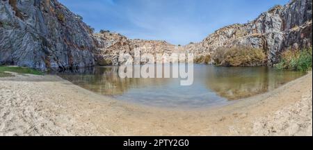 Der alte Steinbruch von Alcantara wird jetzt als natürlicher Swimmingpool genutzt, Caceres, Extremadura, Spanien Stockfoto