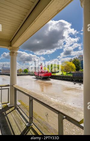 An einem sonnigen Frühlingsmorgen sehen Sie St. Andrews Gardens und LS 21 vom Pier Gravesend Kent in der Altstadt Stockfoto