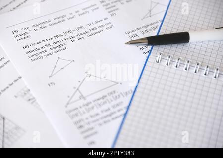 Handschrift geometrischer Aufgaben bei Prüfung, Übung, Quiz oder Prüfung in der Geometrieklasse. Lösung von exponentiellen Gleichungen Hintergrundkonzept. Stockfoto