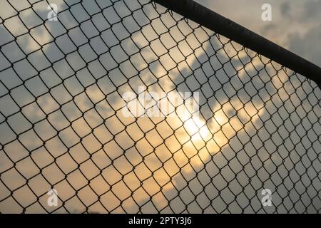 Kettengitter am Abend oder bei Sonnenuntergang Stockfoto