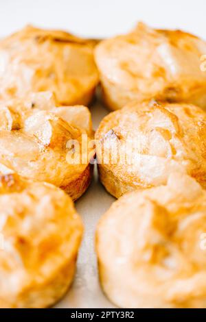 Frühstück mit kleinen Apfelkuchen und frischem Obst. Typisches italienisches Frühstück Stockfoto