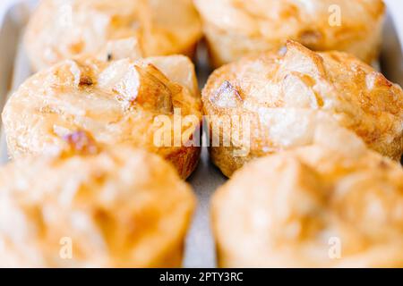 Frühstück mit kleinen Apfelkuchen und frischem Obst. Typisches italienisches Frühstück Stockfoto