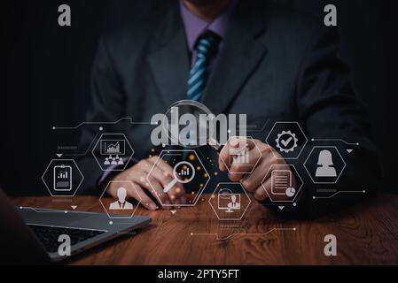 Lupenglas für Personalmanagement zum Suchen und Auswählen von Stellenbewerbern, Personalentwicklung, Personalbeschaffung und Konzept für die Stellensuche HRM Stockfoto