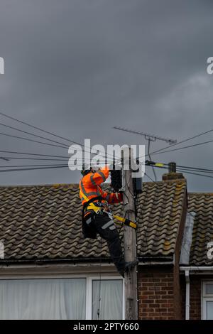 Installation von Breitband-Glasfaserkabeln in einem Haus-FTTH mit zwei Technikern Stockfoto