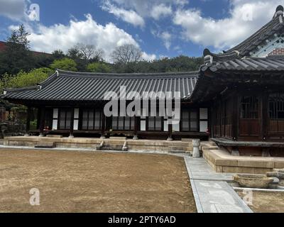 Lee Jang-woo House hat ein L-förmiges Layout, ähnlich wie „Hanok“-Häuser in Seoul und unterscheidet sich von den typischen südlichen Häusern, die in einer geraden Linie angeordnet sind, Yangnim-dong, Südkorea, 08. April 2023. 08APR23 SCMP / Erika Na Stockfoto