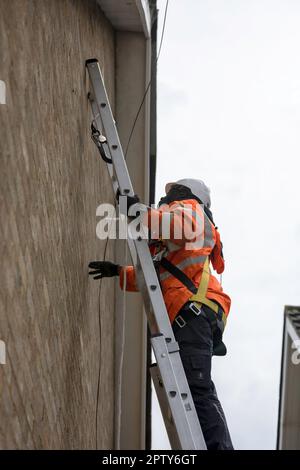 Installation von Breitband-Glasfaserkabeln in einem Haus-FTTH mit zwei Technikern Stockfoto