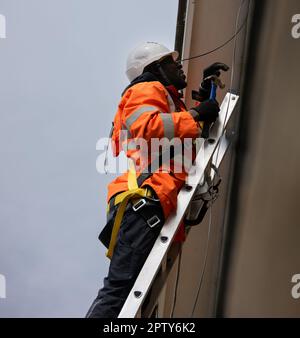 Installation von Breitband-Glasfaserkabeln in einem Haus-FTTH mit zwei Technikern Stockfoto