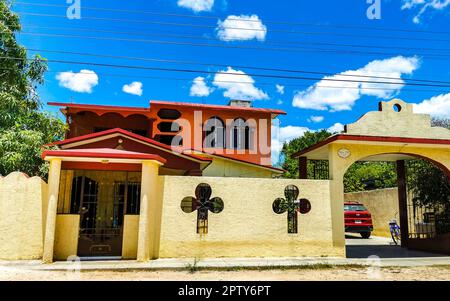 Ein kleines Dorf mit Straßen beherbergt Kirchen und öffentliche Plätze in Kantunilkin Lazaro Cardenas in Quintana Roo Mexiko. Stockfoto