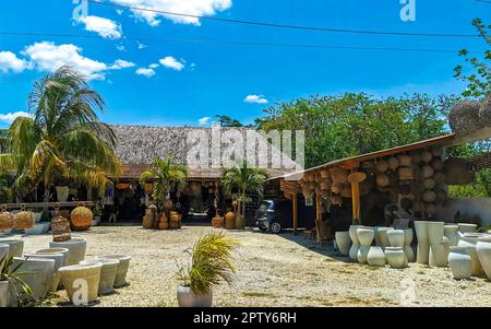 Ein kleines Dorf mit Straßen beherbergt Kirchen und öffentliche Plätze in Kantunilkin Lazaro Cardenas in Quintana Roo Mexiko. Stockfoto