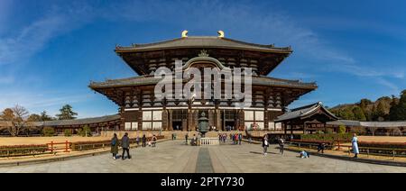 Ein Panoramabild der großen Buddha-Halle, der größten Holzkonstruktion der Welt, und das Hauptgebäude des Todai-JI-Tempels. Stockfoto