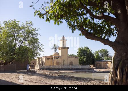 Ländliche Dorfmoschee in der Region Segou, Mali, Westafrika. 2022 Dürre und Hungerkrise in Mali. Stockfoto