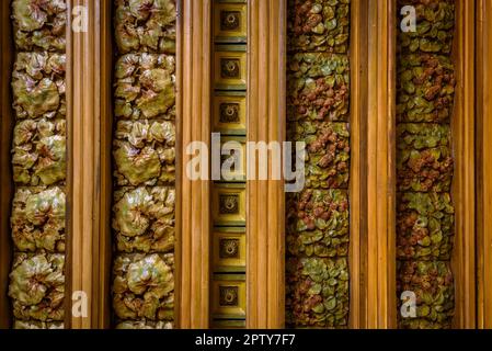 Decke mit Verzierungen von Pflanzenmotiven in einem Schlafzimmer im ersten Stock der Casa Vicens entworfen von Gaudí (Barcelona, Katalonien, Spanien) Stockfoto