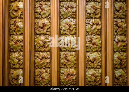 Decke mit Verzierungen von Pflanzenmotiven in einem Schlafzimmer im ersten Stock der Casa Vicens entworfen von Gaudí (Barcelona, Katalonien, Spanien) Stockfoto