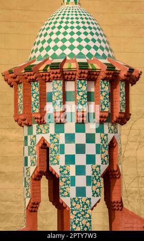 Kamin und Kuppel auf dem Dach der Casa Vicens, entworfen von Antoni Gaudí (Barcelona, Katalonien, Spanien) ESP: Chimenea y templete de la Casa Vicens Stockfoto