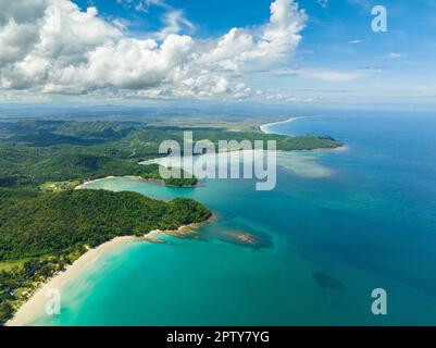 Luftblick auf den wunderschönen Strand und die Bucht an der Küste der Insel Borneo, Malaysia. Stockfoto