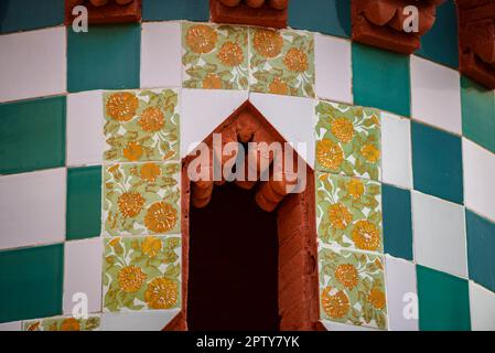 Kamin und Kuppel auf dem Dach der Casa Vicens, entworfen von Antoni Gaudí (Barcelona, Katalonien, Spanien) ESP: Chimenea y templete de la Casa Vicens Stockfoto