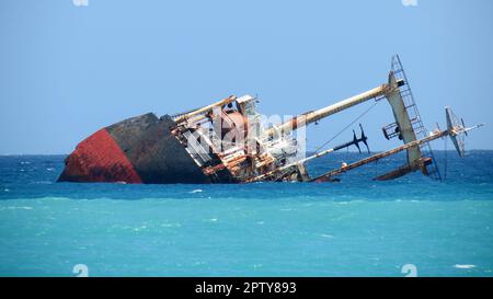 Schiffswrack, das am 26. Dezember 2004 durch den Tsunami zerstört wurde und die Küstengebiete des Indischen Ozeans traf. Stockfoto