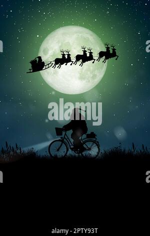 Die Silhouette des Weihnachtsmanns ist bereit, auf ihrem Rentier zu reiten und der Weihnachtsmann auf seinem Fahrrad zu fahren, um ein Geschenk über Vollmond zu Weihnachten zu tragen Stockfoto