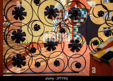 Detail eines schmiedeeisernen Zauns auf dem Dach der Casa Vicens, entworfen von Antoni Gaudí (Barcelona, Katalonien, Spanien) ESP: Detalle de una verja Stockfoto