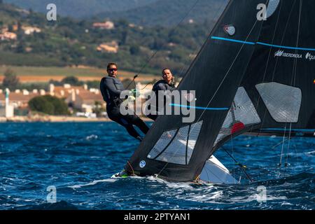 Hyeres, Frankreich. 25. April 2023. Die spanische Mannschaft (Alicia Fras und Elena Barrio) tritt am 2. Tag der französischen Olympischen Woche 2023 in der FX-Kategorie gegeneinander an. Die französische Olympische Woche 2023 findet vom 23. Bis 30. April 2023 in Hyères-les-Palmiers statt und wird die weltbesten Segelspezialisten für die künftigen Olympischen Spiele 2024 in Paris zusammenbringen. Kredit: SOPA Images Limited/Alamy Live News Stockfoto