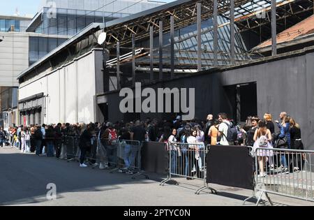 Mailand, Italien. 28. April 2023. Milano, Italien Stranger Things Millie Bobby Brown 11 führende Schauspielerin der TV-Serie Fans warten vom frühen Morgen vor Alcatraz in Mailand auf dem Foto:Fans warten auf den Eingang Credit: Independent Photo Agency/Alamy Live News Stockfoto