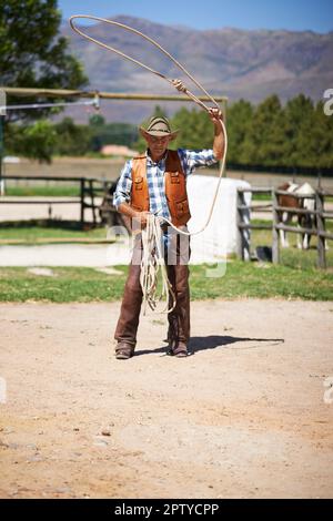 Zeit für ein Lasso als Gesetzloser. Ein Mann mit Lasso auf der Farm Stockfoto