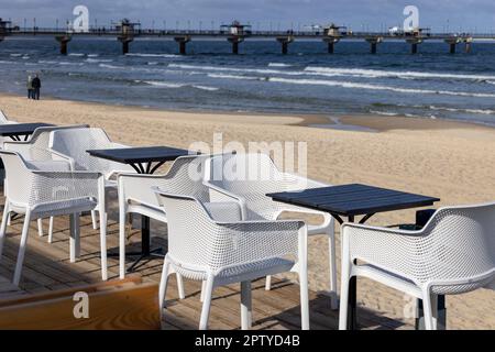Strandrestaurant an der Ostsee in der Nähe des Piers. Landschaft nach der Hauptsaison, keine Menschen, Miedzyzdroje, Polen Stockfoto