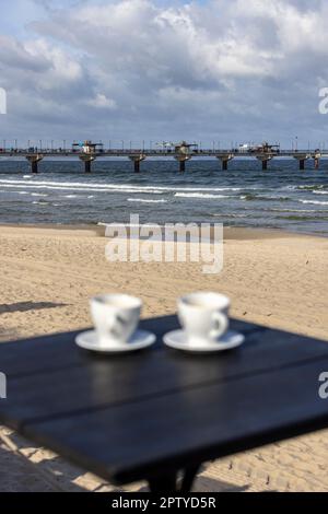 Strandrestaurant an der Ostsee in der Nähe des Piers. Landschaft nach der Hauptsaison, keine Menschen, Miedzyzdroje, Polen. Stockfoto