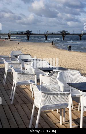 Strandrestaurant an der Ostsee in der Nähe des Piers. Landschaft nach der Hauptsaison, keine Menschen, Miedzyzdroje, Polen Stockfoto